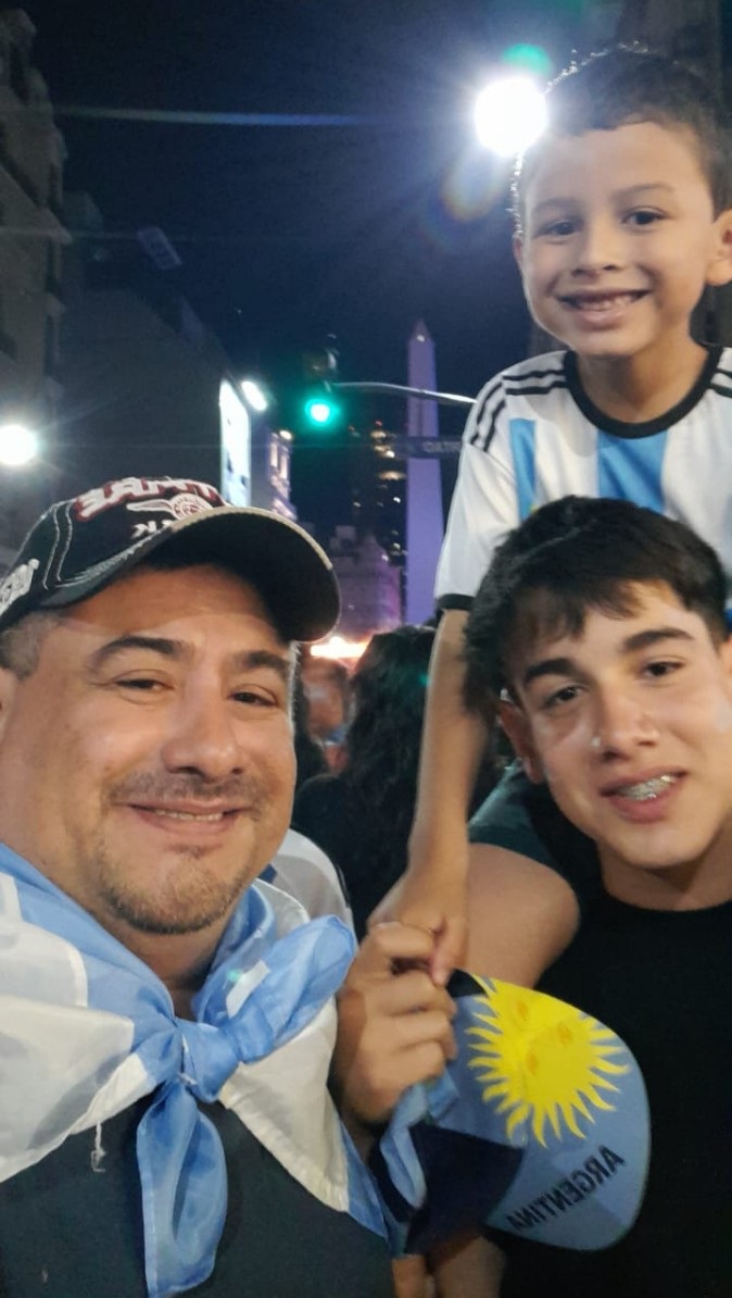 Papá, Máximo y Franco festejando en el Obelisco